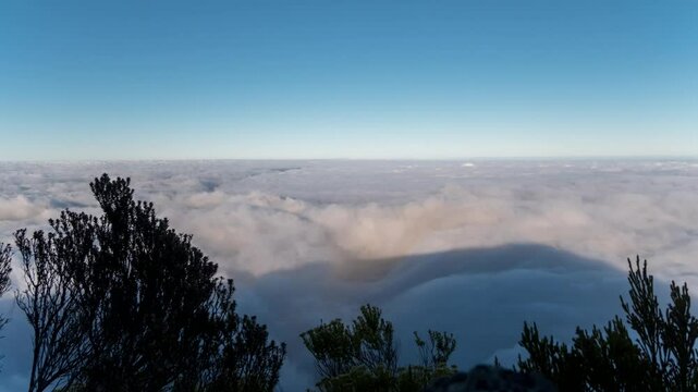 Timelapse La R&eacute;union - Sunset in clouds