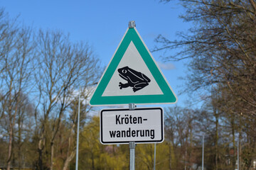 Schild Achtung Kr&ouml;tenwanderung