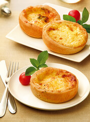 mesa com deliciosas quiches de queijo