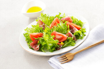 トマトと生ハムのグリーンサラダ