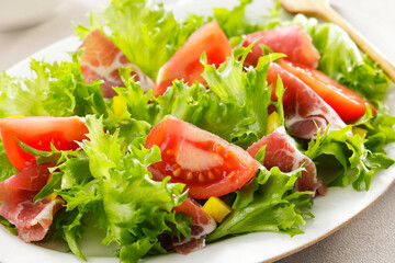 トマトと生ハムのグリーンサラダ