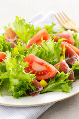 トマトと生ハムのグリーンサラダ