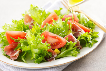 トマトと生ハムのグリーンサラダ