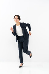 走り出すビジネスウーマン