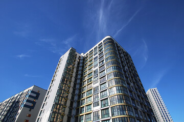 Obraz premium A very tall building stands prominently beneath a clear blue sky