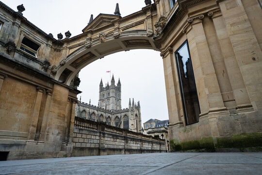 Bath Abbey and Roman Baths - Limestone historic buildings in the Cotswolds City in Somerset - Famous English Buildings