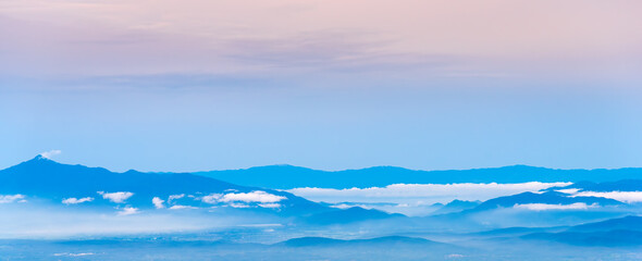 Obraz premium Mountain range panorama in sunrise sky, mountain ridge in sunlight.