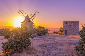 Deux moulins dans le coucher de soleil dans le Luberon, région du Sud de la France © Bernard