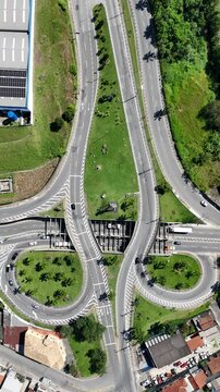 vis&atilde;o a&eacute;rea vertical da rotat&oacute;ria na entrada de mogi das cruzes, com paisagem urbana, fluxo de ve&iacute;culos e vias bem estruturadas