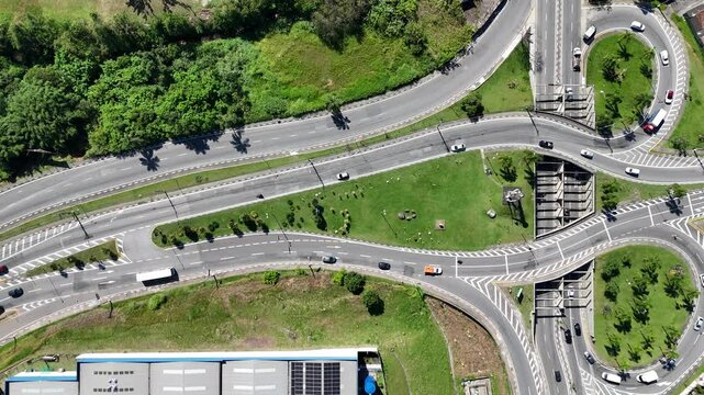 Vis&atilde;o a&eacute;rea em v&iacute;deo 4K de drone mostrando o tr&acirc;nsito de ve&iacute;culos na cidade de Mogi das Cruzes, SP. A imagem captura a movimenta&ccedil;&atilde;o intensa nas ruas, com foco na infraestrutura urbana