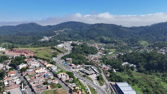 Vista a&eacute;rea da cidade de Mogi das Cruzes, SP, Brasil, mostrando a vasta &aacute;rea urbana, ruas movimentadas e a infraestrutura que define essa regi&atilde;o metropolitana no cora&ccedil;&atilde;o do estado de S&atilde;o Paulo
