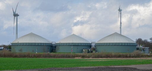Fototapeta premium Biogasanlage zur Stromerzeugung und Energiegewinnung