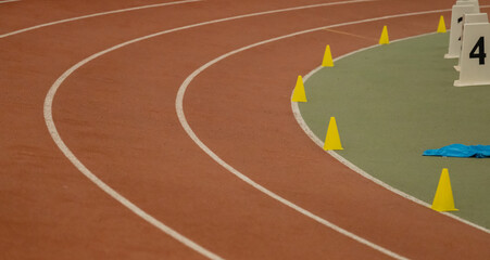 Wettkampf Leichtathletikbahn in einer Leichtathletikhalle