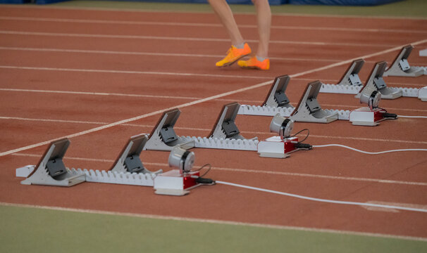 Startbl&ouml;cke und Leichtathletikbahn in einer Leichtathletik Sporthalle