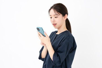 スマホを使う女性