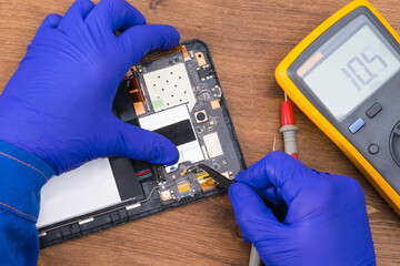 gadget repair, checking the voltage on the phone display