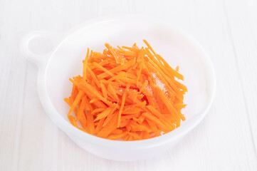 塩をまぶした千切りニンジン