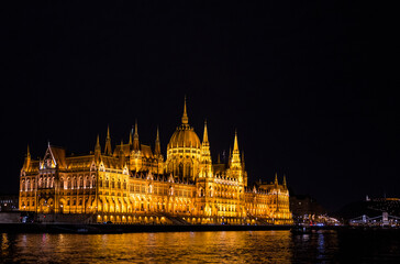 Obraz premium The Hungarian Parliament Building Illuminated At Night