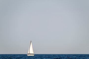 Segelboot auf der Ostsee in der Eckernförder Bucht, Schleswig-Holstein, Deutschland