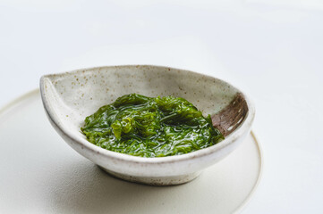 薬味をのせたメカブ