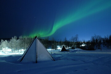 Polarlicht in schwedisch Lappland über einem Tipi