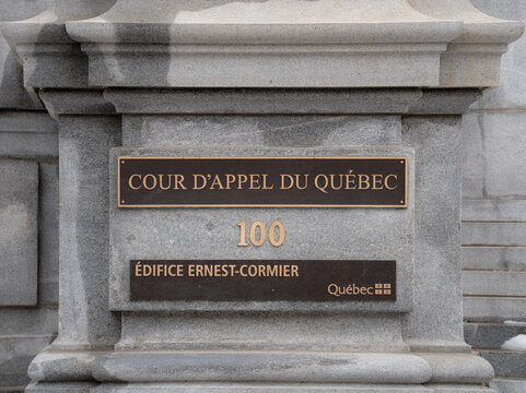 A stone plaque on the exterior of the Cour d'Appel du Qu&eacute;bec (Quebec Court of Appeal) building.