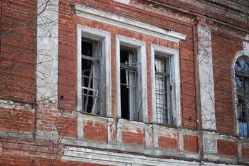 Obraz premium A classic brick building exterior featuring a window and clock.