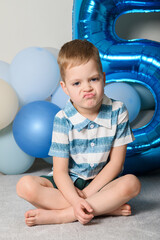 Obraz premium Happy Five Year Old Boy with Number Five Balloon