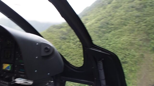 Helikopterflug &uuml;ber Big Island zum Wasserfall mit Landung &ndash; Blick auf Mauna Loa, Lavafluss ins Meer, Mauna Kea im Hintergrund, atemberaubende Natur, Wolken, Felsen, tropisches Paradies