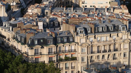 Immobilier ancien dans la ville de Paris, vue aérienne d’un quartier d’immeubles d’architecture haussmannienne avec ses toits caractéristiques en zinc (France)