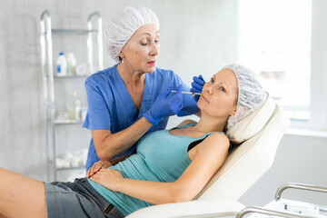 Obraz premium Woman getting procedure of injection contouring and for facial correction in cosmetology clinic