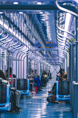 Imagem em perspectiva de dentro do vagão de um trem em 2021