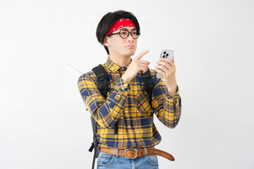 スマートフォンを使うアキバ系の男性　白背景