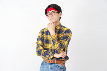 アキバ系の男性　悩む　白背景