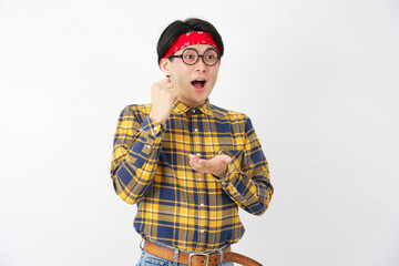 アキバ系の男性　ひらめく　白背景