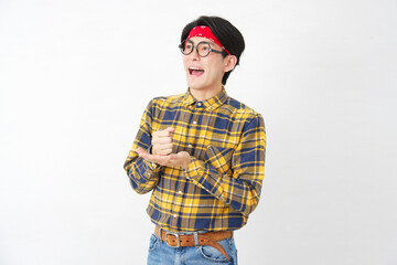 アキバ系の男性　ひらめく　白背景