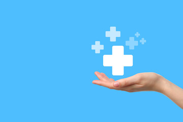 Obraz premium Hand holds health symbols on a bright blue background, symbolizing wellness