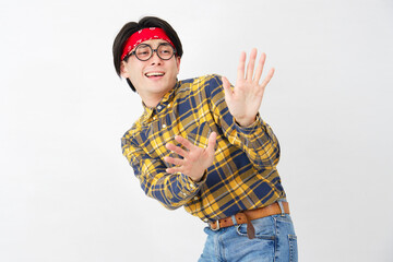 アキバ系の男性　怯える　白背景