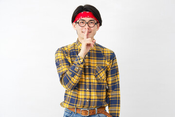 アキバ系の男性　秘密のジェスチャー　白背景