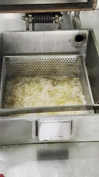 Cooking fried chicken broast 