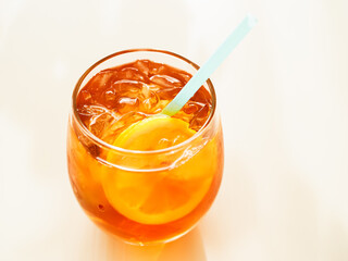 グラスの入ったアイスレモンティー