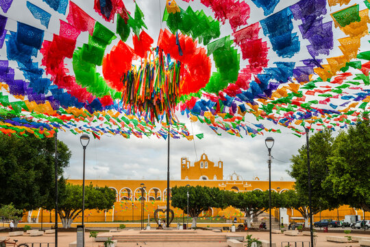 Vista amplia del Z&oacute;calo y del Convento de San Antonio de Padua, Izamal, M&eacute;xico.