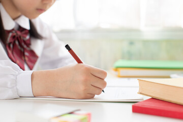 ノートを使って勉強する女子中学生