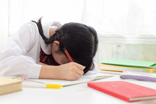 教室で居眠りする女の子