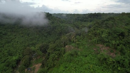 Sukabumi, Indonesia - 15 Agustus 2024: Pemandangan udara Air Terjun Cikaso, Sukabumi, Jawa Barat, Indonesia.
Pemandangan air terjun Cikaso yang indah di hutan tropis Sukabumi