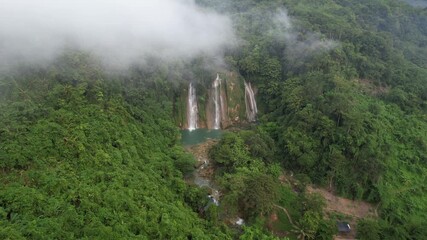 Sukabumi, Indonesia - 15 Agustus 2024: Pemandangan udara Air Terjun Cikaso, Sukabumi, Jawa Barat, Indonesia.
Pemandangan air terjun Cikaso yang indah di hutan tropis Sukabumi