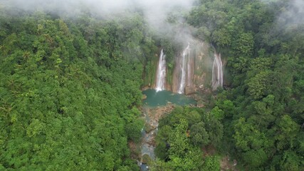 Sukabumi, Indonesia - 15 Agustus 2024: Pemandangan udara Air Terjun Cikaso, Sukabumi, Jawa Barat, Indonesia.
Pemandangan air terjun Cikaso yang indah di hutan tropis Sukabumi