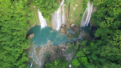 Sukabumi, Indonesia - 15 Agustus 2024: Pemandangan udara Air Terjun Cikaso, Sukabumi, Jawa Barat, Indonesia.
Pemandangan air terjun Cikaso yang indah di hutan tropis Sukabumi