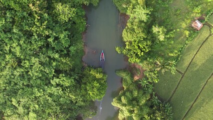 Sukabumi, Indonesia - 15 Agustus 2024: Pemandangan udara Air Terjun Cikaso, Sukabumi, Jawa Barat, Indonesia.
Pemandangan air terjun Cikaso yang indah di hutan tropis Sukabumi