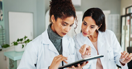 Fototapeta premium Tablet, women and optician with eye health, vision discussion, planning treatment. Digital technology, optometrist and store for eyesight test results, collaboration and medical team with glasses